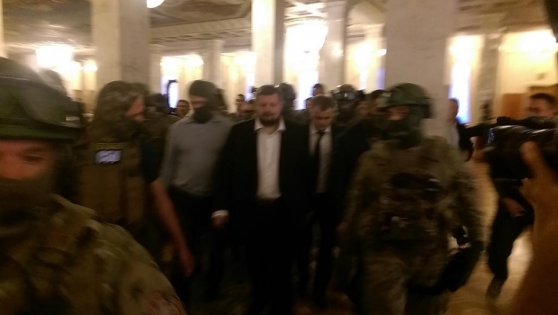 Працівники Служби безпеки України зайшли до кімнати в будівлі Верховної Ради, де перебував народний депутат від фракції Радикальної партії Ігор Мосійчук.
