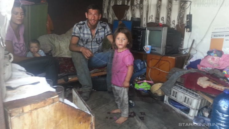 Семья из Закарпатья проживает на Староконстантиновском свалке. Муж с женой и двумя несовершеннолетними детьми живут в разрушенном вагончике и сортируют отходы.