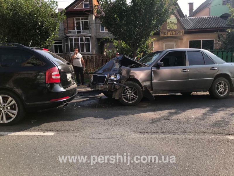 В мукачівському Росвигові сталася ДТП за участі чотирьох автомобілів (ВІДЕО)