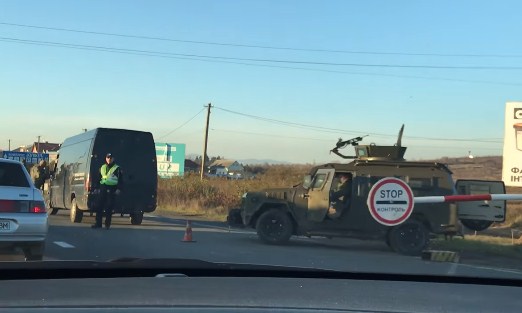 На в'їзді в Ужгород влаштували блок-пост із армійським бронеавтомобілем та кулеметом / ВІДЕО 