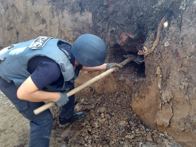 На підозрілу знахідку натрапили працівники під час риття котловану для будівництва житлового будинку на вул. Духновича в Мукачеві.