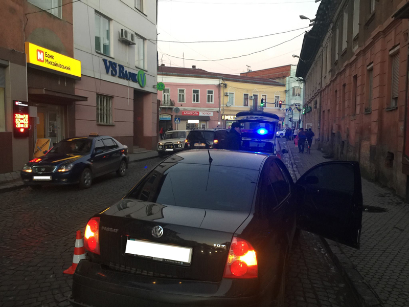 Водія, котрий зник з місця ДТП, яка трапилася вчора на вулиці Валенберга в Мукачеві видала камера спостереження .
