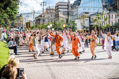 Учні Київської академії Свідомості Крішни пройдуть вулицями міст і містечок регіону в помаранчевих одежах і співаючи мантри.

