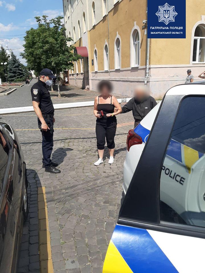 Мукачевские патрульные вернули домой дедушку, который не помнил, где проживает, информирует патрульная полиция Закарпатской области.