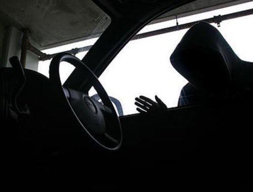 На початку жовтня в Ужгороді невідомі крадії забралися в машину «Жигулі» місцевого жителя. 
