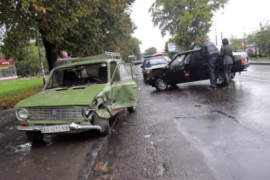 Сьогодні, 17 жовтня, в Ужгороді сталася дорожньо-транспортна пригода за участю двох ВАЗів. Лоб в лоб зіткнулися два автомобілі ВАЗ-2101 ВАЗ-2109.