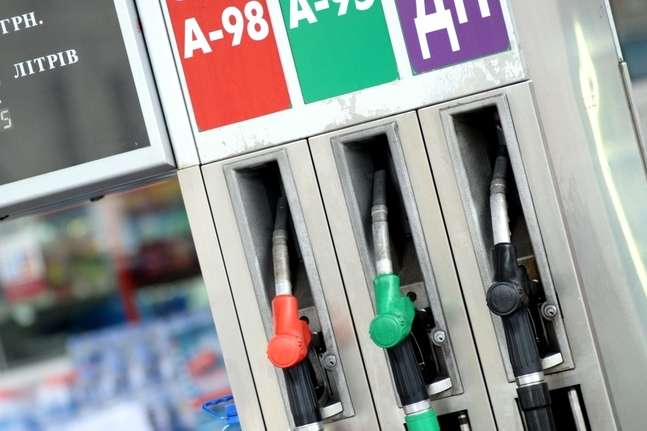 У період з 15 по 16 березня роздрібні ціни на бензини і дизельне пальне продовжили зниження.

