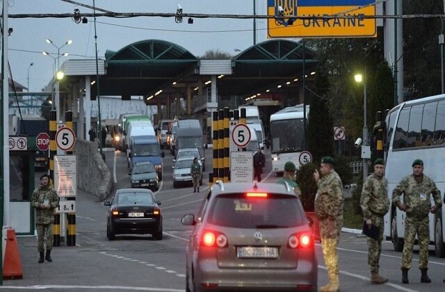 Великі черги на українсько-польському кордоні: прикордонники назвали причину