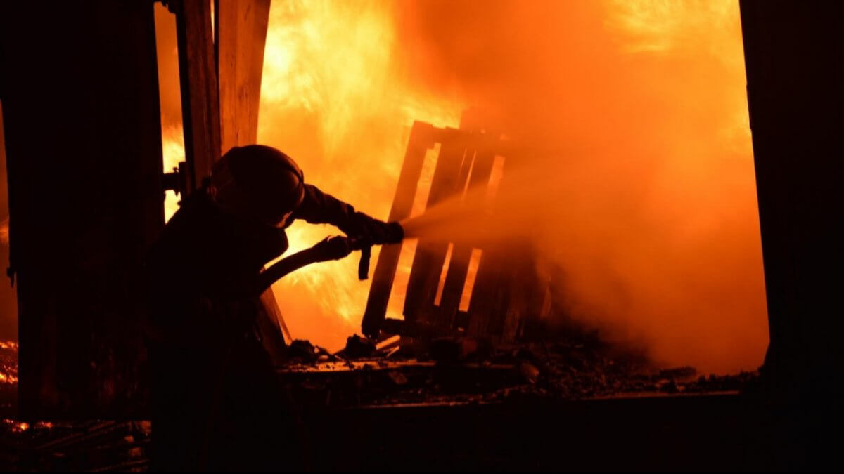 Как сообщили в Государственной службе Украины по чрезвычайным ситуациям в Закарпатье, минувшей ночью поступило сообщение о пожаре жилого дома в поселке Река Мижирского района.