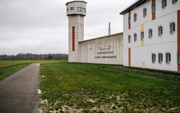 Уже зараз ув'язнених через переповненість поміщають у кімнатах для відвідувань, а в подальшому очікується погіршення ситуації.
