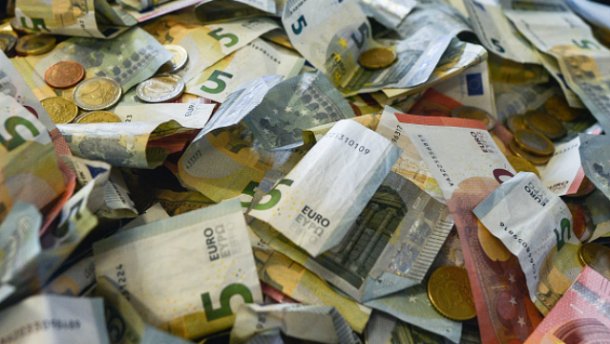 Курс гривні щодо долара та євро 26 липня синхронно знизився на кілька копійок.