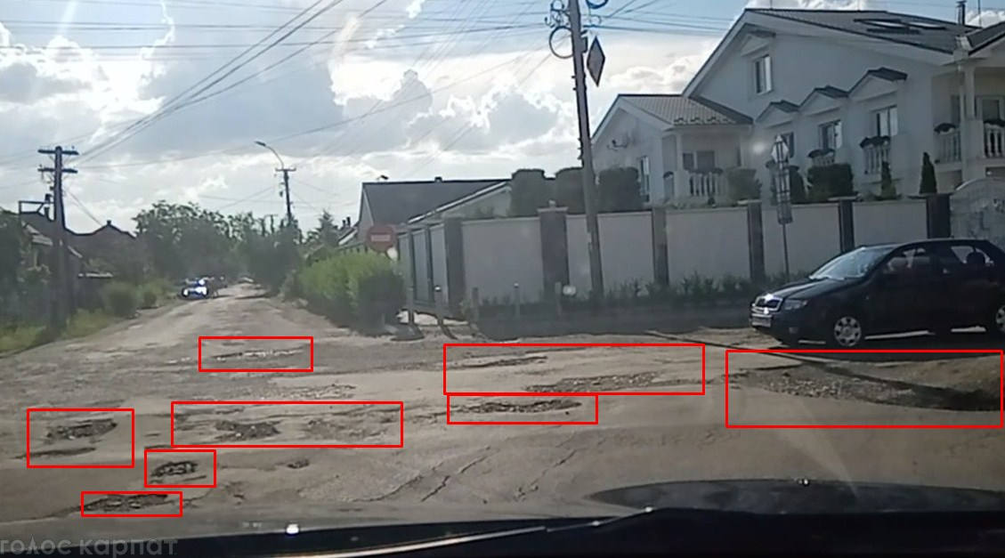У Виноградові ремонт дороги зробили тільки після того, як чиновників "ткнули" носом у проблему (ВІДЕО)