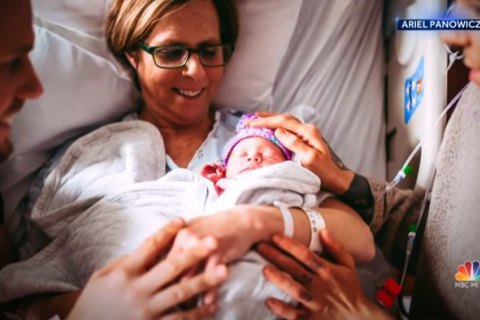 61-річна американка Сесіль Еліджо виносила і народила дитину для одностатевої пари: свого сина і його чоловіка.