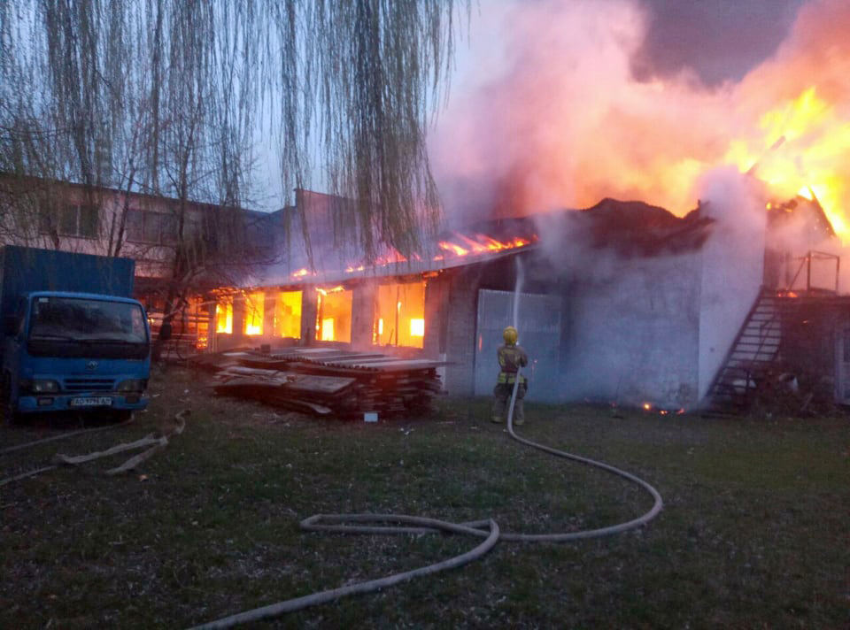 На Виноградовщине спасатели ликвидировали пожар на территории цеха по изготовлению мебели.