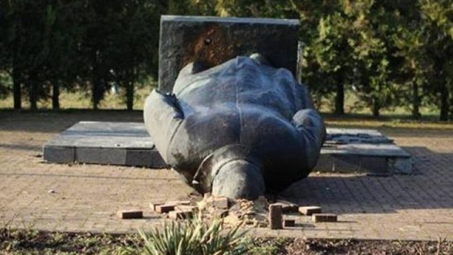 В самом западном городе Украины - в Чопе Закарпатской области - 28 березн провели аукцион, на котором продали памятник Ленину, который ранее стоял на центральной площади города.