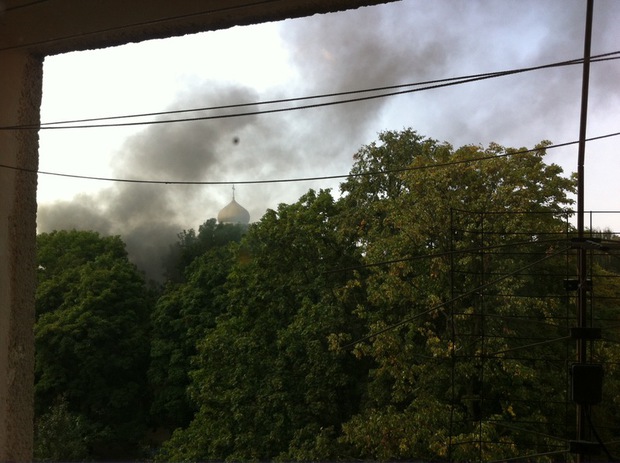 Сьогодні близько 9.20 почувся перший досить потужний вибух у районі проспекту Свободи (двір за православним собором). 