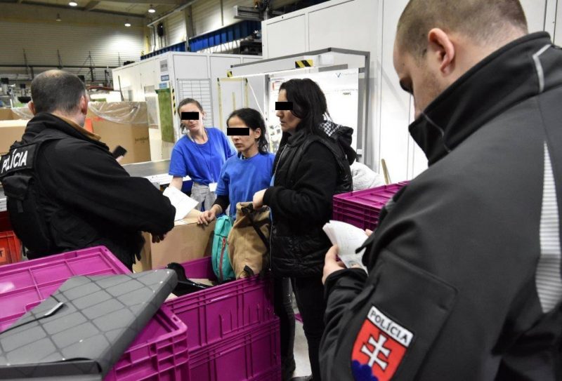У сусідній із Закарпаттям Словаччині поліція разом з Національним підрозділом з питань міграції продовжують виявляти незаконних працівників з інших країн.