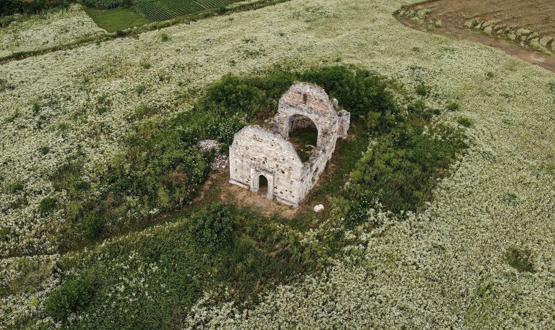 Правдива закарпатська готика — колишня парафіяльна церква нині неіснуючого села Мале Мужієво біля Берегова.