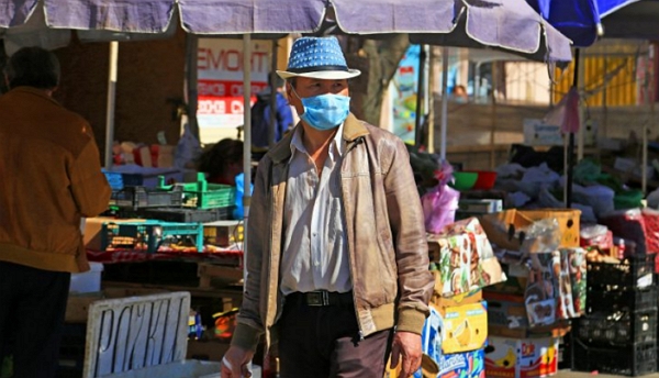 Хустские предприниматели в четверг перекрывали улицу с требованием отменить запрет торговать продукцией на местном рынке.