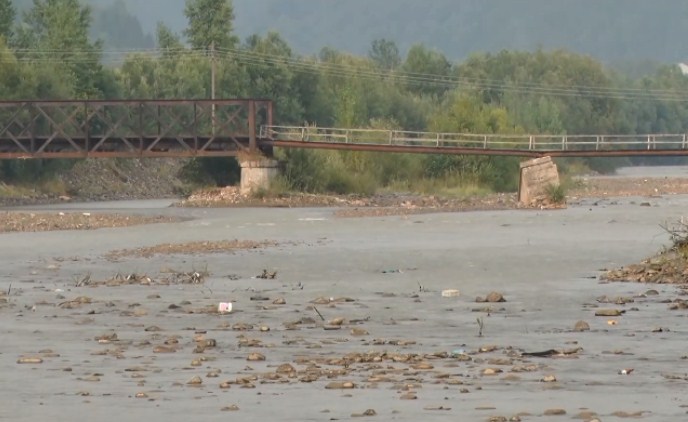 Захиститися від паводку: на Тячівщині розпочали роботи із відновлення берегоукріплень.
