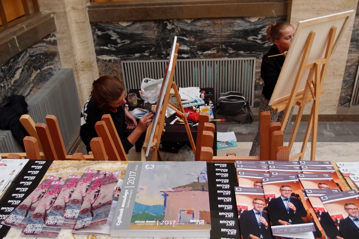 В атріумі будівлі Закарпатської облдержадміністрації та облради триває завершальний третій етап ІІІ-го Відкритого студентського конкурсу з живопису 