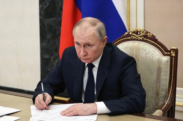 Путін провів “церемонію” підписання документів щодо спроби анексії українських територій.