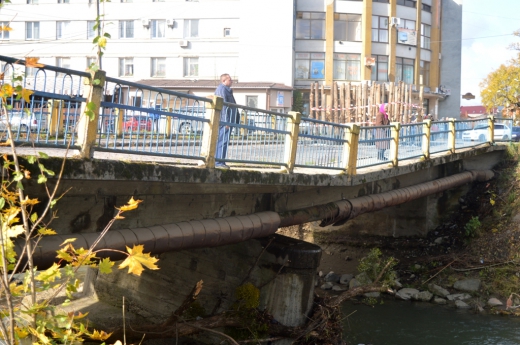 У Сваляві почали реконструкцію мосту через річку Свалявка, який був пошкоджений паводком у листопаді минулого року.