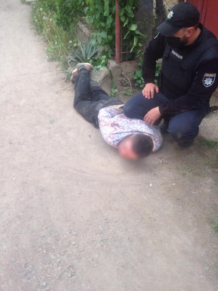 В Мукачево полицейские охраны задержали 17-летнего парня, который, по словам свидетелей, угрожая предметом, похожим на пистолет, нанес телесные повреждения 47-летнему мужчине. 