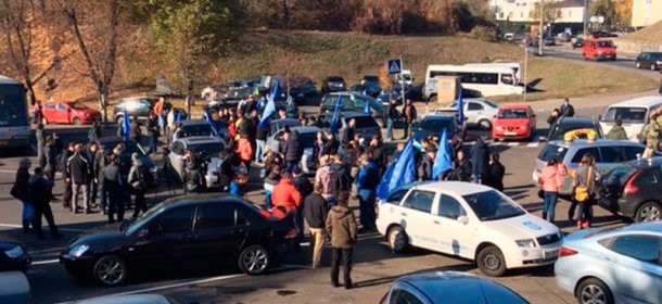 93 машини Автомайдану та 10 автомобілів ветеранів “Донбасу” вирушили в гості до Президента України Петра Порошенка.