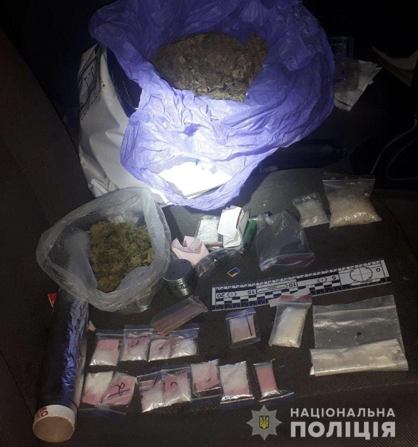 Ввечері 4 березня під час профілактичного відпрацювання Виноградівщини працівники поліції у двох місцевих жителів виявили наркотики.