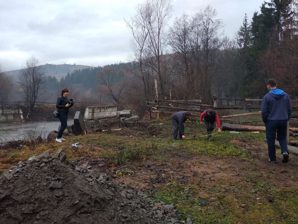 Проблеми з будівництвом мосту у мешканців села Лазещина Рахівського району.