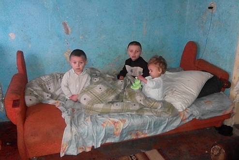 В службу по делам детей Тячевской РГА позвонили жители села Бедевля и сообщили, что из дома, который расположен по соседству, длительное время слышен детский плач.