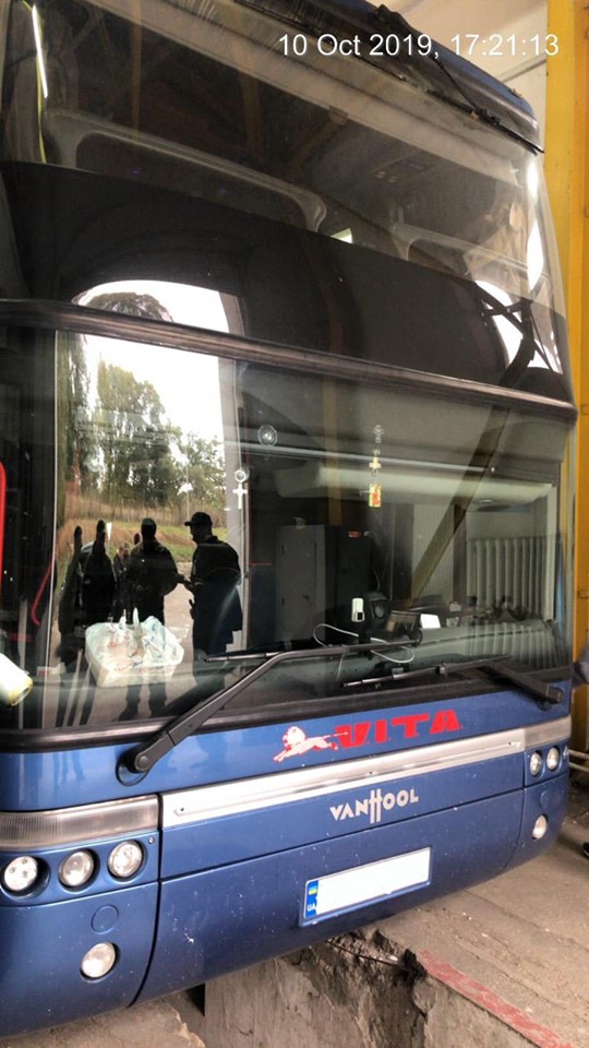 Водій рейсового автобусу, який здійснював міжнародне перевезення пасажирів за маршрутом «Вінниця – Неаполь», намагався незаконно вивезти через митний пост «Тиса» сигарети.