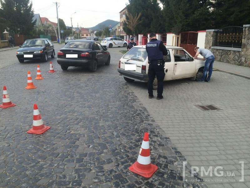 Сьогодні близько 18:00 на вулиці Толстого у Мукачеві неподалік приміщень суду та прокуратури сталась дорожньо-транспортна пригода, у яку потрапили 