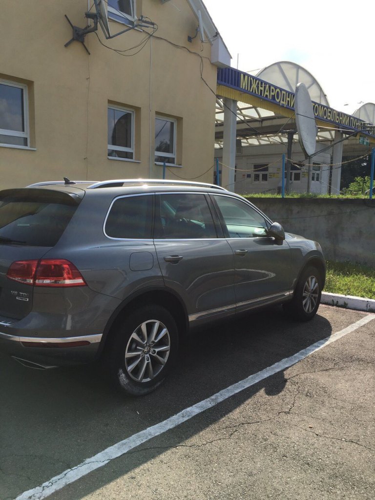 Громадянин України намагався ввезти до країни авто по фальшивим документам.