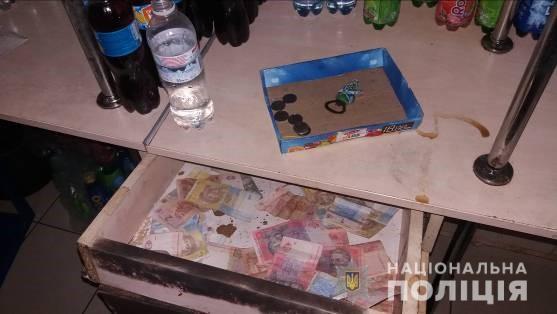 На вулиці Ярослава Мудрого у місті Мукачеві невідомий, погрожуючи ножем продавцю магазина, викрав із каси 5520 грн.
