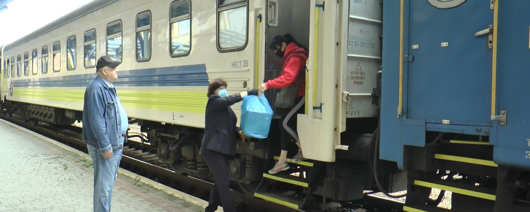 Впервые после введения карантина 5 июня до Ужгорода прибыл поезд из Киева. Внутрь поезда пассажиров пускали только в защитных масках.