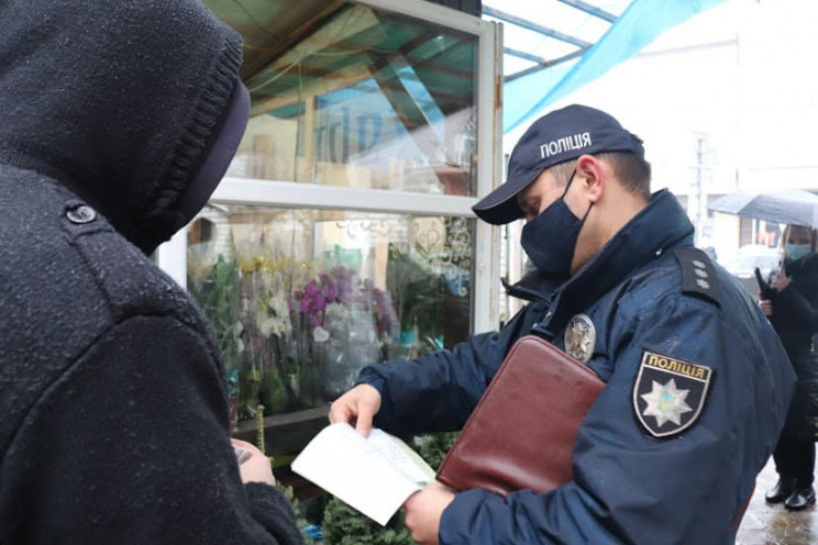 Закарпатская полиция провела рейд по рождественским рынкам