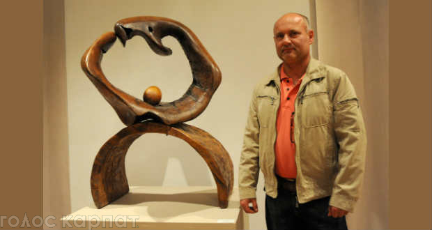 Експозицію в середу у внутрішній галереї Дебреценського культурного центру  відкрив народний митець, лауреат премії Кошута Андраш Галанфі.