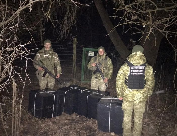 Партию табачных изделий, которые пытались незаконно перебраться через украинско-венгерскую границу, обнаружили вчера вечером бойцы Чопского отряда.
