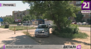 В Ужгороде автомобили паркуют прямо на газонах / ВИДЕО