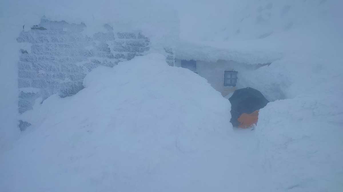 На горе Ивана Черногорского в Карпатах продолжает делать пятнистый снег. Более того, он чуть не заблокировал спасателей на посту, которым пришлось выкапывать, чтобы они могли выйти.
