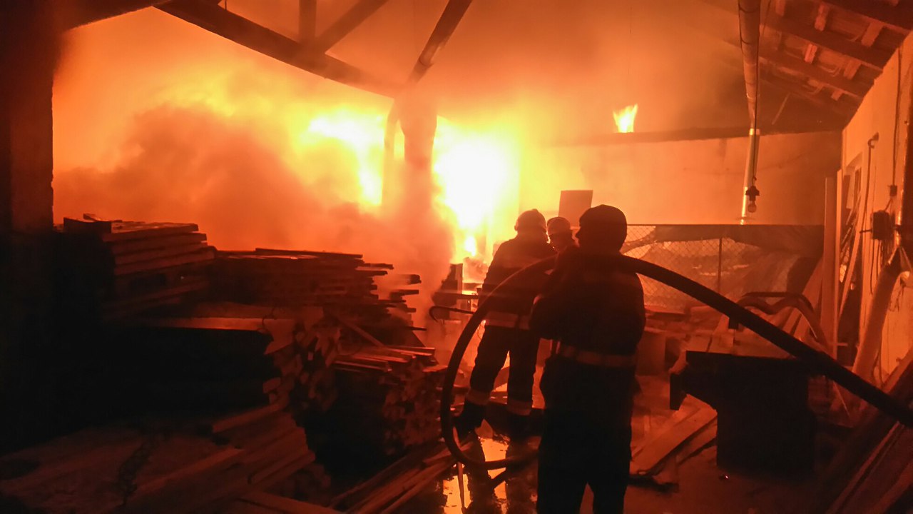 Огнем уничтожены деревянные заготовки около 2 м3, сообщают в В ГСЧС в Закарпатской области.
