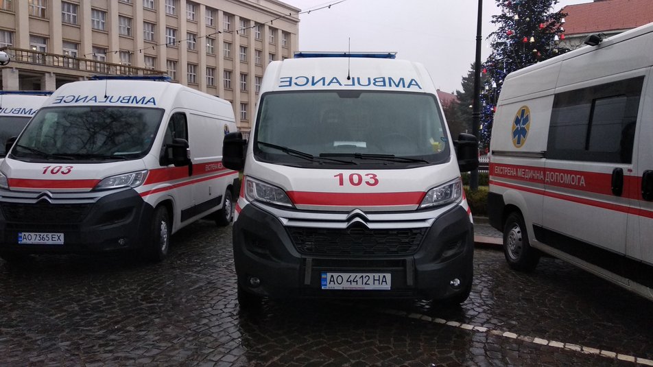 Сегодня, 31 декабря, в пункты экстренной помощи в Закарпатье были переграны 20 машин скорой помощи.