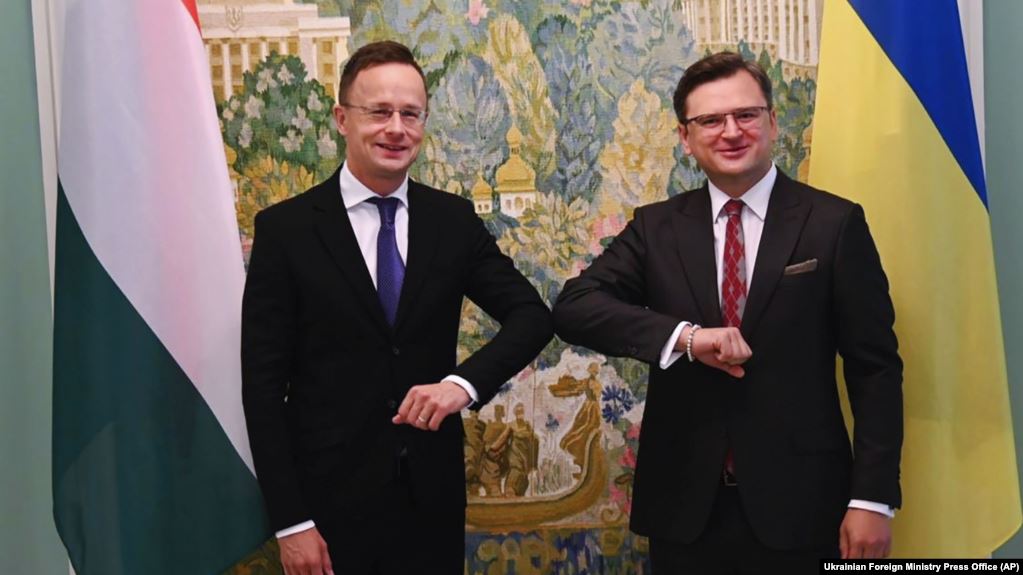 Министры иностранных дел Украины и Венгрии Дмитрий Кулеба и Петер Сийярто договорились о переговорах в Киеве на фоне жесткого кризиса в отношениях.