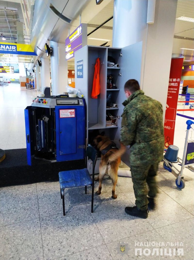 Напередодні, 13 квітня, близько 19.00 до поліції надійшло повідомлення про те, що через дві години станеться вибух у міжнародному аеропорту «Львів».