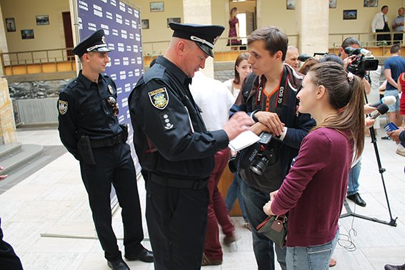 На Закарпатті триває прийом заявок до лав нової патрульної поліції, яка буде охороняти правопорядок в містах Ужгород та Мукачево, а також патрулювати ділянки міжнародної траси Київ-Чоп.