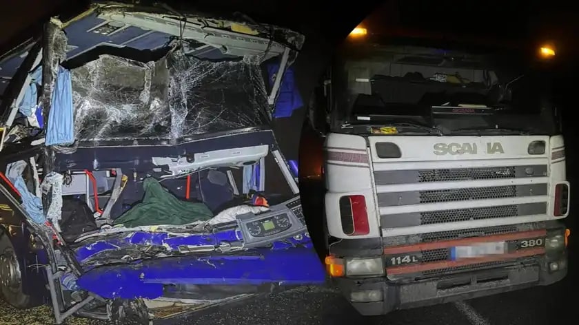 Вантажівка зіткнулась із пасажирським автобусом зі Львова: є загиблий та травмовані