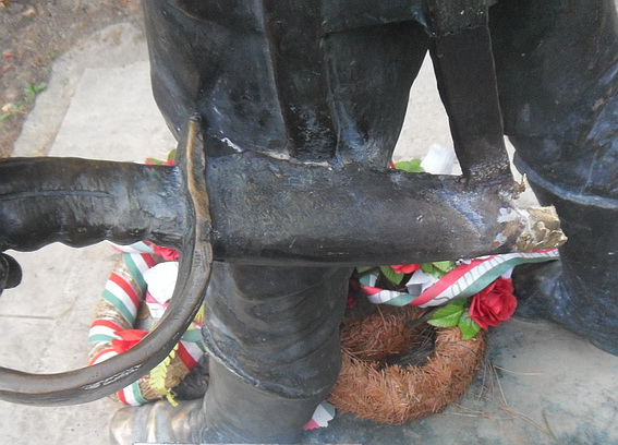 Правоохранители разыскивают злоумышленника, который повредил саблю на памятнику венгерскому поэту-революционеру Шандору Петефи.