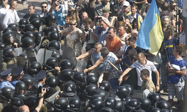 Тиждень насильства в Києві - криза власного виробництва, - The Guardian